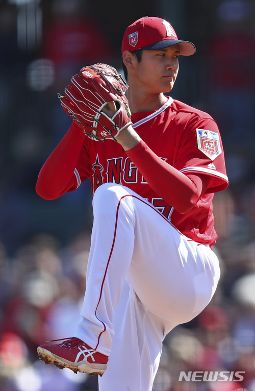 【템피=AP/뉴시스】 25일(한국시간) 밀워키 브루어스와의 시범경기에서 투구하고 있는 오타니 쇼헤이. 