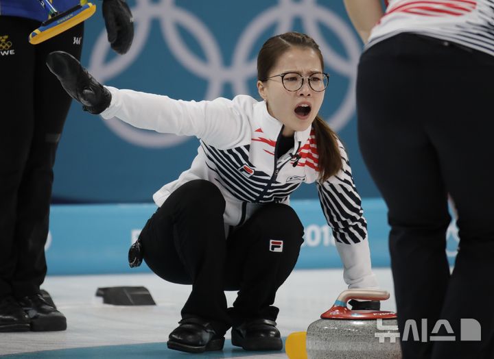 [평창=AP/뉴시스]2018 평창 은메달 컬링 팀킴 17년 여정 마무리. 20218.02.25.