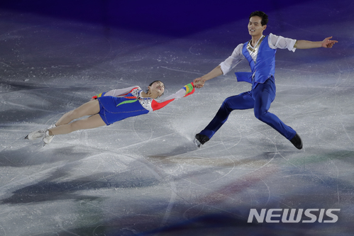 【강릉=AP/뉴시스】25일 오전 강원 강릉아이스아레나 열린 2018 동계올림픽 피겨스케이팅 갈라쇼에서 렴대옥-김주식이 멋진 연기를 펼치고 있다. 2018.02.25.