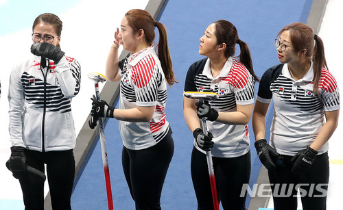 【강릉=뉴시스】추상철 기자 = 25일 오전 강원 강릉 컬링센터에서 열린 여자 컬링 4강전 대한민국과 스웨덴의 경기에서 져 은메달을 딴 대한민국 대표팀(왼쪽부터 김은정,김영미,김경애,김선영) 이 눈물을 흘리며 인사하고 있다. 2018.02.25. scchoo@newsis.com