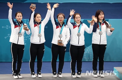 【강릉=뉴시스】추상철 기자 = 25일 오전 강원 강릉 컬링센터에서 열린 여자 컬링 시상식에서 은메달을 딴 대한민국 대표팀 김은정(왼쪽부터), 김경애, 김선영, 김영미, 김초희가 손을 흔들고 있다. 2018.02.25. scchoo@newsis.com