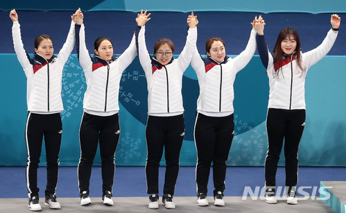 【강릉=뉴시스】추상철 기자 = 25일 오전 강원 강릉 컬링센터에서 열린 여자 컬링 시상식에서 은메달을 딴 대한민국 대표팀 김은정(왼쪽부터), 김경애, 김선영, 김영미, 김초희 선수가 시상대에 오르고 있다. 2018.02.25.&nbsp; scchoo@newsis.com 