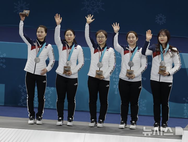 [평창=AP/뉴시스]2018 평창 은메달 컬링 팀킴 17년 여정 마무리. 20218.02.25.