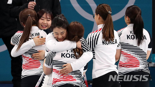 【강릉=뉴시스】추상철 기자 = 25일 오전 강원 강릉 컬링센터에서 열린 여자 컬링 4강전 대한민국과 스웨덴의 경기에서 져 은메달을 딴 대한민국 대표팀(김은정,김경애,김영미,김선영,김초희) 이 서로 포옹하고 있다. 2018.02.25. scchoo@newsis.com