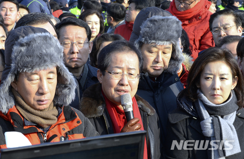 【파주=뉴시스】자유한국당 홍준표 대표를 비롯한 의원들과 보수단체 회원들이 지난달 25일 오전 경기도 파주시 통일대교 남단에서 김영철 북한 통일전선부장 겸 노동당 중앙위원회 부위원장 등 북측 고위급 대표단 방남 반대 집회를 하고 있다. 2018.02.25.photo@newsis.com