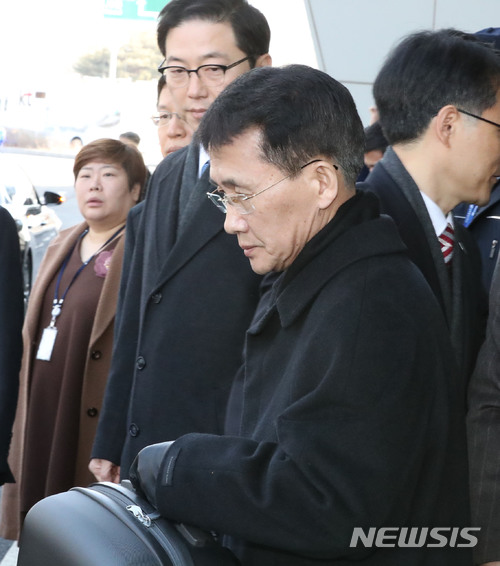 【파주=뉴시스】사진공동취재단 = 김영철 북한 노동당 중앙위원회 부위원장(통일선전부장)과 리선권 조국평화통일위원회 위원장을 비롯한 북한 고위급 대표단이 25일 오전 경기도 파주 도라산 남북출입사무소를 통해 입경했다. 북측 대표단의 최강일 북한 외무성 부국장 추정인물. 2018.02.25.photo@newsis.com