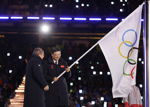 【평창=AP/뉴시스】 2018년 2월 평창 동계올림픽 폐회식에서 중국 베이징 첸 지닝 시장이 토마스 바흐 IOC위원에게 오륜기를 건네받고 있다. 2018.02.25.