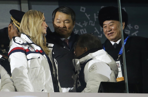 【평창=AP/뉴시스】 25일 오후 강원도 평창 올림픽스타디움에서 열린 2018년 동계올림픽 폐막식에서 미국의 이방카 트럼프 백악관 보좌관과 북한의 김영철 노동당 부위원장이 한 곳을 바라보고 있다. 2018.02.25 