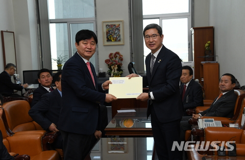 【화천=뉴시스】한윤식 기자 = 접경지역시장군수협의회(회장 최문순 화천군수)는 26일 국회를 방문해 김학용 국회 국방위원회 위원장에게 국방부의 장병 외출·외박구역 제한 해제 결정을 즉각 철회해달라는 건의문을 전달했다. 2018.02.26. (사진=화천군청 제공)ysh@newsis.com