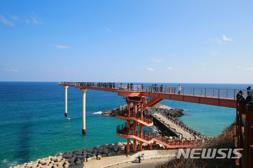 【울진=뉴시스】강진구 기자 = 경북 울진군(군수 임광원)은 올해 울진대게 및 붉은대게 축제기간 동안 후포를 방문하는 관광객들에게 선보이기 위해 후포 등기산 스카이워크를 임시 개장한다고 26일 밝혔다.이날 임시 개장한 후포 등기산 스카이워크 전경.2018.02.26.(사진=울진군 제공) photo@newsis.com