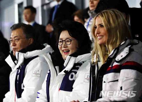 【서울=뉴시스】25일 강원도 평창 올림픽스타디움에서 열린 2018평창동계올림픽 폐회식에서 문재인 대통령과 부인 김정숙 여사가 이방카 트럼프 미 백악관 보좌관과 함께 웃으며 공연을 관람하고 있다. 2018.02.26. (사진=청와대 제공)photo@newsis.com