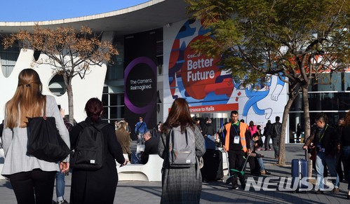【바르셀로나(스페인)=뉴시스】 사진공동취재단 = 스페인 바르셀로나 피란 그란비아에서 열리는 세계 최대 이동통신박람회 ‘모바일 월드 콩그레스 2018 (Mobile World Congress, MWC)’ 개막을 하루 앞둔 25일(현지시각) 전시장 입구가 참가기업 관계자들로 붐비고 있다. 2018.02.26. photo@newsis.com
