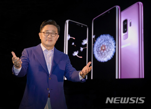 【서울=뉴시스】 삼성전자 IM 부문장 고동진 사장이 25일(현지시각) 스페인 바르셀로나에서 열린 삼성 갤럭시 언팩에서 '갤럭시 S9'과 '갤럭시 S9+'를 소개하고 있다. 2018.02.26. (사진=삼성전자 제공) photo@newsis.com