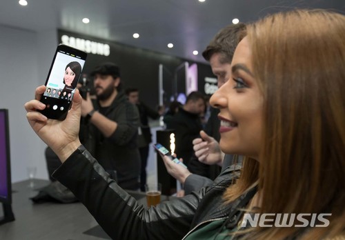 【서울=뉴시스】 25일(현지시각) 스페인 바르셀로나에서 열린 삼성 갤럭시 언팩에 참석한 참석자들이 갤럭시 S9과 갤럭시 S9+를 체험하고 있다. 2018.02.26. (사진=삼성전자 제공) photo@newsis.com