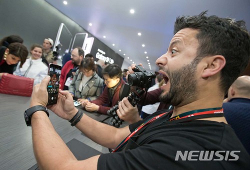 【서울=뉴시스】 25일(현지시각) 스페인 바르셀로나에서 열린 삼성 갤럭시 언팩에 참석한 참석자들이 갤럭시 S9과 갤럭시 S9+를 체험하고 있다. 2018.02.26. (사진=삼성전자 제공) photo@newsis.com