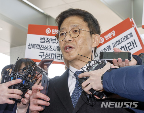 【서울=뉴시스】김선웅 기자 = 안태근 전 검사장이 지난 2월26일 오전 서울 송파구 서울동부지검 청사에 위치한 성추행 사건 진상규명 및 피해회복 조사단에 피의자 신분으로 출석하고 있다. 2018.02.26. mangusta@newsis.com