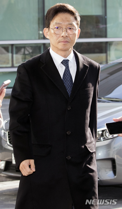 【서울=뉴시스】김선웅 기자 = 지난 2010년 한 장례식장에서 서지현 창원지검 통영지청 검사를 성추행하고 이후 인사 불이익을 준 혐의를 받고 있는 안태근 전 검사장이 지난 2월26일 오전 서울 송파구 서울동부지검 청사에 위치한 성추행 사건 진상규명 및 피해회복 조사단에 피의자 신분으로 출석하고 있다. 2018.02.26. mangusta@newsis.com