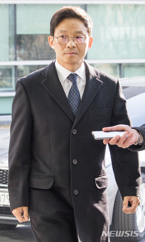 【서울=뉴시스】김선웅 기자 = 지난 2010년 한 장례식장에서 서지현 창원지검 통영지청 검사를 성추행하고 이후 인사 불이익을 준 혐의를 받고 있는 안태근 전 검사장이 지난 2월26일 오전 서울 송파구 서울동부지검 청사에 위치한 성추행 사건 진상규명 및 피해회복 조사단에 피의자 신분으로 출석하고 있다. 2018.02.26. mangusta@newsis.com
