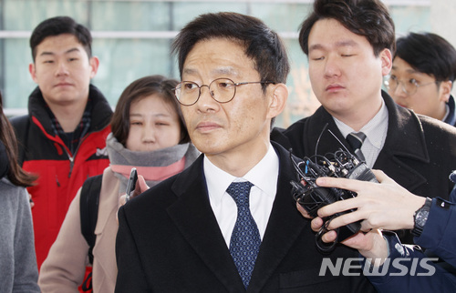 【서울=뉴시스】김선웅 기자 = 지난 2010년 한 장례식장에서 서지현 창원지검 통영지청 검사를 성추행하고 이후 인사 불이익을 준 혐의를 받고 있는 안태근 전 법무부 검찰국장이 26일 오전 서울 송파구 서울동부지검 청사에 위치한 성추행 사건 진상규명 및 피해회복 조사단에 피의자 신분으로 출석하고 있다. 2018.02.26.&nbsp; mangusta@newsis.com
