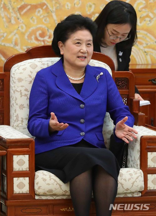 【서울=뉴시스】전신 기자 = 류옌둥 중국 국무원 부총리가 26일 청와대 본관 접견실에서 문재인 대통령과 환담하고 있다. 2018.02.26. photo1006@newsis.com