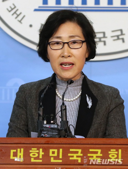 【서울=뉴시스】홍효식 기자 = 바른미래당 김삼화 의원이 지난 2월 오전 서울 여의도 국회 본청 정론관에서 권력형 성폭력 근절과 피해자 보호를 위한 미투응원법(일명 이윤택 처벌법)을 발표하고 있다. 2018.02.26. yesphoto@newsis.com