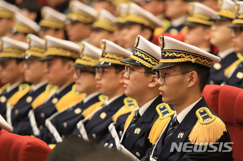 【아산=뉴시스】강종민 기자 = 지난 2월26일 오전 충남 아산 경찰대학에서 열린 2018학년도 입학식에서 100명(남 88, 여 12)의 신입생들이 박진우 학장의 식사를 듣고 있다. (사진=경찰대 제공) photo@newsis.com