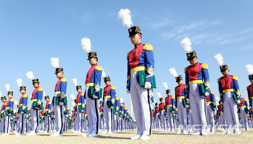 【서울=뉴시스】이영환 기자 = 26일 오전 서울 노원구 육군사관학교 화랑연병장에서 열린 제78기 입학식에서 신입 생도들이 묵념을 하고 있다.역대 가장 높은 32.8 대 1 이라는 경쟁률을 뚫고 선발된 신입 생도들은 이날 입학식을 통해 정식 사관생도가 된다. 2018.02.26. 20hwan@newsis.com
