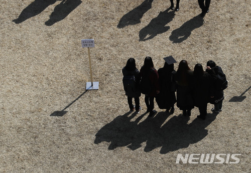 【서울=뉴시스】최동준 기자 = 26일 서울 한 대학교에서 열린 학위수여식에서 한 졸업생이 기념 사진을 찍고 있다.지난 1월 통계청이 발표한 청년 실업률이 9.9%로 2010년 이후 가장 높게 나타나는 등 청년 일자리 문제와 관련해 정부의 '특단의 대책'이 필요하다. 2018.02.26. photocdj@newsis.com