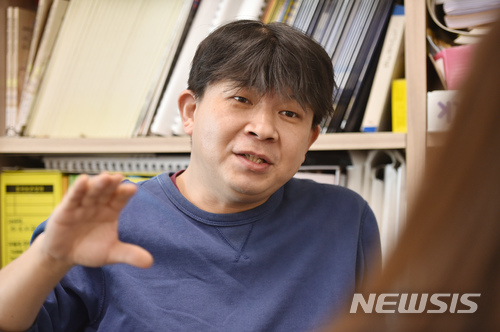 【대구=뉴시스】우종록 기자 = 교남 YMCA 회관 김영일 관장이 26일 오전 대구 중구 덕산동 대구 YMCA 본관(중부지회) 집무실에서 뉴시스와 인터뷰를 하고 있다. 교남 YMCA 회관은 일제 강점기 3·1 독립만세운동 당시 회합의 공간이자 물산장려운동, 기독교농촌운동, 신간회운동 등 기독교민족운동의 거점이었던 건물이다. 2018.02.26. wjr@newsis.com