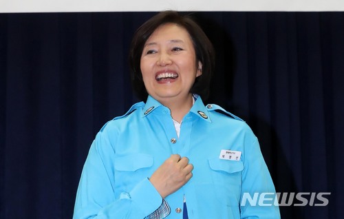 【서울=뉴시스】홍효식 기자 = 더불어민주당 박영선 의원이 26일 오후 서울 여의도 국회 의원회관 제1소회의실 열린 '택시운전자 처우 개선 법안 통과'에 따른 감사패 및 명예 택시기사 수여식에 참석해 명예 택시기사복을 입고 있다. 2018.02.26. yesphoto@newsis.com