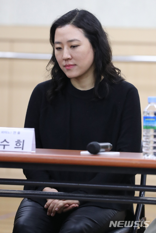 【서울=뉴시스】고승민 기자 = 26일 오후 서울 세종문화회관 예술동에서 열린 2018 서울시극단 플래시 온 창작플랫폼 제작발표회에서 창작극 '너와 피아노' 김수희 연출이 생각에 잠겨 있다. 2018.02.26.&nbsp; kkssmm99@newsis.com