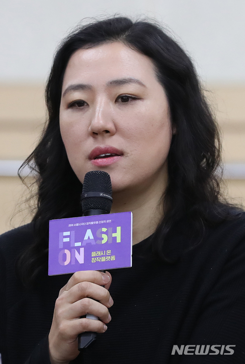 【서울=뉴시스】고승민 기자 = 26일 오후 서울 세종문화회관 예술동에서 열린 2018 서울시극단 플래시 온 창작플랫폼 제작발표회에서 창작극 '너와 피아노' 김수희 연출이 최근 연극계에 일어난 일들에 대해 질문을 받자 '오늘 주제에 맞는 이야기를 하고 싶다'는 심정을 밝히고 있다. 2018.02.26. kkssmm99@newsis.com