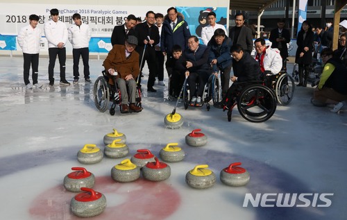 【서울=뉴시스】조성봉 기자 = 박원순 서울시장이 26일 오후 서울 중구 서울시청 서울광장스케이트장에서 열린 2018 평창 동계패럴림픽 붐업 페스티벌에서 컬링 경기를 체험하고 있다. 2018.02.26.suncho21@newsis.com