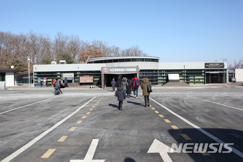 【서울=뉴시스】제3땅굴로 내려가는 입구. (사진=한국관광공사 제공)