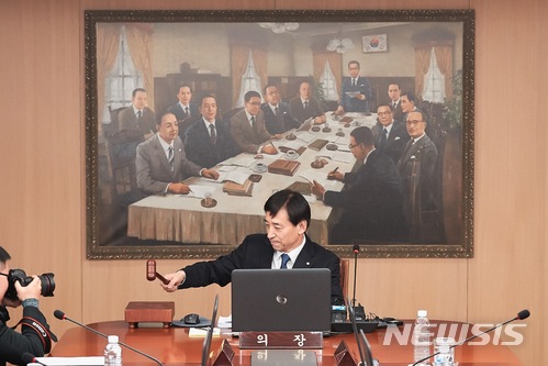 【서울=뉴시스】한국은행 금융통화위원회는 27일 기준금리를 연 1.50%로 동결했다. 이주열 한은 총재가 이날 오전 서울 중구 한은 본관에서 임기 마지막 금융통화위원회를 주재하고 있다.2018.2.27(사진=한국은행 제공)