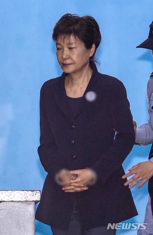 【서울=뉴시스】권현구 기자 = 박근혜 전 대통령이 지난해 5월23일 서울 서초구 서울중앙지법에서 열린 '국정농단' 첫 재판을 마치고 서울구치소로 가는 호송차로 향하고 있다. 2017.05.23.&nbsp; photo@newsis.com 