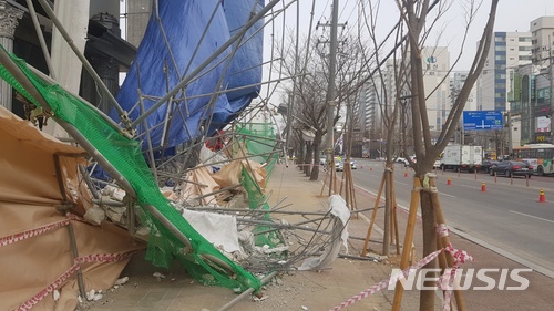 【전주=뉴시스】강인 기자 = 27일 오후 전북 익산시 부송동 백제웨딩홀 철거 현장에 설치한 철골 구조 가림막이 무너져 도로와 인도를 통제하는 모습이다. 2018.02.27kir1231@newsis.com