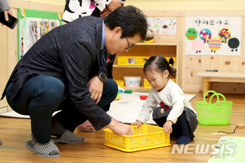 【서울=뉴시스】정원오 성동구청장이 왕십리자이 국공립 어린이집 개원식에 참석해 원아를 만나고 있다. 2018.02.27. (사진 = 성동구 제공) photo@newsis.com
