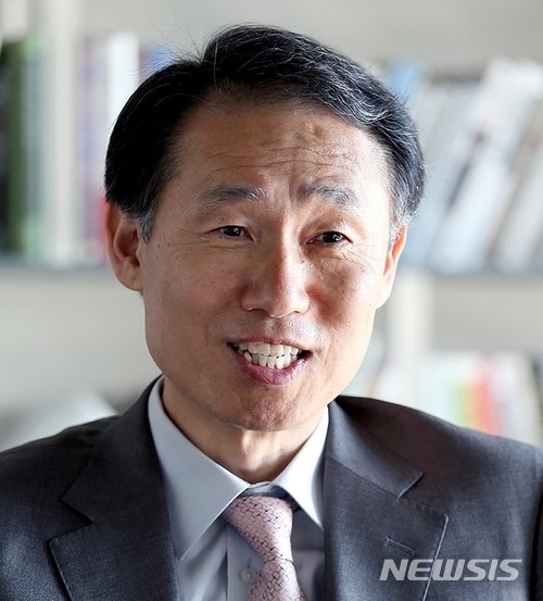 【창원=뉴시스】강경국 기자 = 윤대규(66·자유한국당) 전 경남대학교 부총장이 27일 경남 창원시청 프레스센터에서 기자회견을 열고 창원시장 출마를 공식 선언했다. 2018.02.27. (사진=윤대규 제공)photo@newsis.com