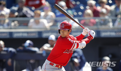 【피오리아=AP/뉴시스】 오타니 쇼헤이(LA 에인절스)가 27일(한국시간) 미국 애리조나주 피오리아 스타디움에서 열린 메이저리그(MLB) 시범경기 샌디에이고 파드리스와의 경기에서 2번 지명타자로 선발 출전, 타격을 하고 있다. 