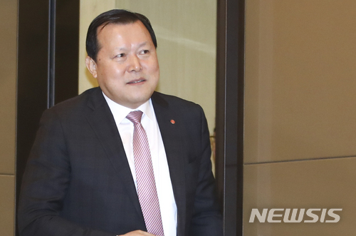 【서울=뉴시스】최진석 기자 = 황각규 롯데지주 부회장이 27일 오전 서울 송파구 롯데월드타워에서 열린 롯데지주 주식회사 임시주주총회에 참석하고 있다. 2018.02.27. myjs@newsis.com