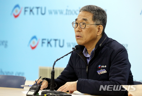 【서울=뉴시스】조성봉 기자 = 김주영 한국노총 위원장이 27일 오전 서울 영등포구 한국노총 대회의실에서 열린 기자간담회에서 모두 발언을 하고 있다. 김 위원장은 기자회견문을 통해 “국회 환노위의 여야 합의안은 주 40시간을 초과해서 근무하는 주휴일 노동에 대해 연장노동수당과 휴일노동수당을 중복해서 지급하는 것을 부정하고 있으며, 이는 주 40시간을 초과하는 휴일노동은 연장노동에도 포함되어 중복가산수당을 지급해야한다는 법원의 압도적인 판결과 정면 배치된다”고 밝혔다. 2018.02.27.suncho21@newsis.com
