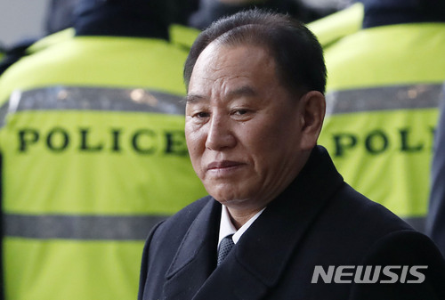 【서울=뉴시스】최동준 기자 = 김영철 북한 노동당 중앙위원회 부위원장이 27일 오전 서울 광진구 워커힐 호텔에서 나와 이동하고 있다. 2018.02.27.&nbsp; photocdj@newsis.com