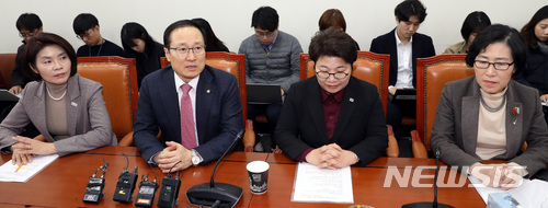 【서울=뉴시스】박영태 기자 = 27일 서울 영등포구 여의도 국회 환노위 소회의실에서 진행된 근로시간단축 법안통과관련 환노위원장과 3당간사 기자간담회에서 홍영표 위원장이 발언을 하고 있다. 왼쪽부터 한정애 더불어민주당 간사, 홍영표 환노위원장, 임이자 자유한국당 간사, 김삼화 바른미래당 간사. 2018.02.27.since1999@newsis.com