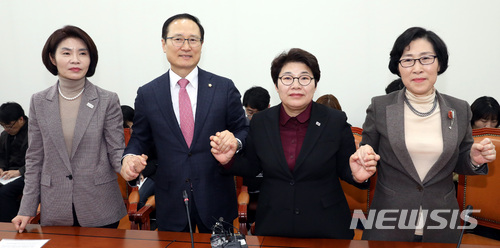 【서울=뉴시스】박영태 기자 = 27일 서울 영등포구 여의도 국회 환노위 소회의실에서 진행된 근로시간단축 법안통과관련 환노위원장과 3당간사 기자간담회에서 홍영표 위원장과 3당 간사가 손을 잡고 포즈를 취하고 있다. 왼쪽부터 한정애 더불어민주당 간사, 홍영표 환노위원장, 임이자 자유한국당 간사, 김삼화 바른미래당 간사. 2018.02.27.since1999@newsis.com
