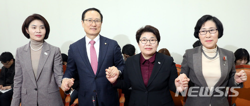 【서울=뉴시스】박영태 기자 = 27일 서울 영등포구 여의도 국회 환노위 소회의실에서 진행된 근로시간단축 법안통과관련 환노위원장과 3당간사 기자간담회에서 홍영표 위원장과 3당 간사가 손을 잡고 포즈를 취하고 있다. 왼쪽부터 한정애 더불어민주당 간사, 홍영표 환노위원장, 임이자 자유한국당 간사, 김삼화 바른미래당 간사. 2018.02.27.since1999@newsis.com