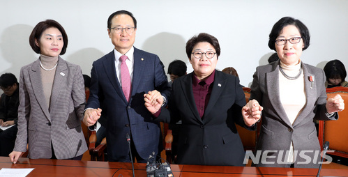 【서울=뉴시스】박영태 기자 = 27일 서울 영등포구 여의도 국회 환노위 소회의실에서 진행된 근로시간단축 법안통과관련 환노위원장과 3당간사 기자간담회에서 홍영표 위원장과 3당 간사가 손을 잡고 포즈를 취하고 있다. 왼쪽부터 한정애 더불어민주당 간사, 홍영표 환노위원장, 임이자 자유한국당 간사, 김삼화 바른미래당 간사. 2018.02.27.since1999@newsis.com