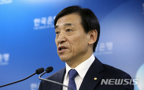 【서울=뉴시스】 이주열 한국은행 총재. 사진은 지난달 27일 오전 서울 중구 한국은행에서 임기 중 마지막 금융통화위원회 정례회의를 마친 후 통화정책 방향을 설명하는 모습이다. 2018.02.27. mangusta@newsis.com
