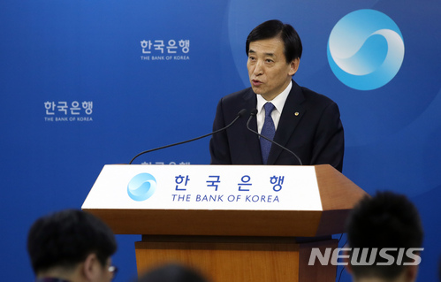 【서울=뉴시스】김선웅 기자 = 이주열 한국은행 총재가 27일 오전 서울 중구 한국은행에서 임기 중 마지막 금융통화위원회 정례회의를 마친 후 통화정책 방향을 설명하고 있다. 2018.02.27. mangusta@newsis.com