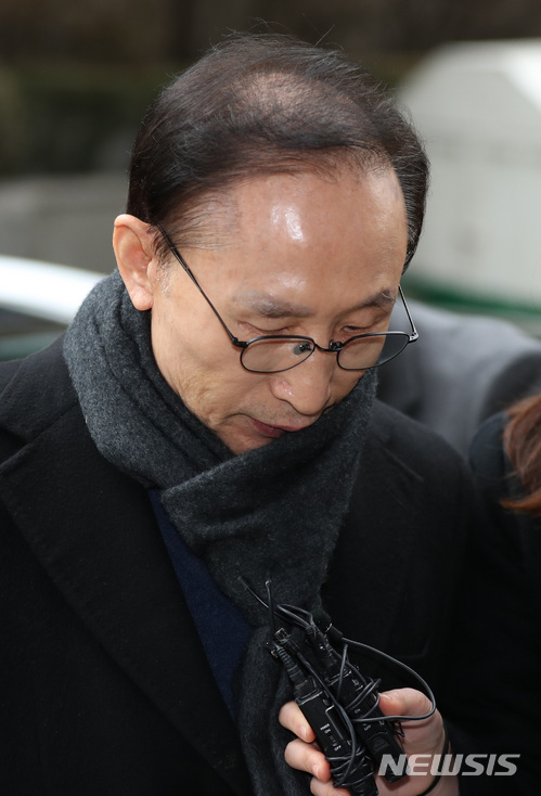 【서울=뉴시스】임태훈 기자 = 다스 실소유주 의혹을 받고 있는 이명박 전 대통령이 27일 오후 서울 강남구 대치동 사무실로 출근하고 있다.&nbsp; 검찰은 다스의 실소유자가 이 전 대통령인 것으로 내부적으로 결론을 내리고, 수사를 진행 중인 것으로 알려졌다. 다스 실소유주가 이 전 대통령이라는 판단에 따라 검찰은 이 전 대통령에게 뇌물수수, 횡령·배임 혐의 등 적용을 검토 중이다. 2018.02.27.&nbsp; taehoonlim@newsis.com